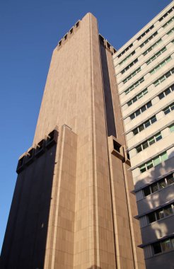 New York, New York, ABD - 23 Ağustos 2025: Telefon şirketi binası içinde güçlü veri merkezi olan nükleer saldırılara karşı tamamen penceresiz