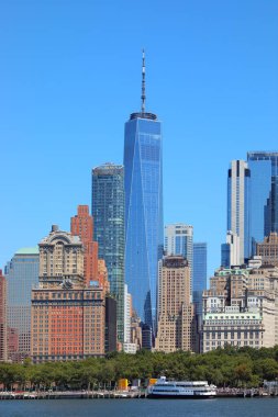 New York, New York, ABD - 22 Ağustos 2025: Feribottan görülen One World Trade Center olarak da bilinen Özgürlük Kulesi