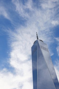 New York, New York, ABD - 25 Ağustos 2025: Özgürlük Kulesi ve aşağıdan gelen mavi gökyüzü beyaz bulutları olarak da adlandırılan bir Dünya Ticaret Merkezi