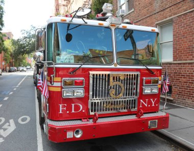 New York, New York, ABD - 25 Ağustos 2025: Kırmızı FDNY İtfaiye Aracı 5 numaralı Greenwich Village