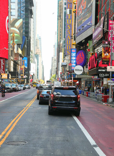 Нью-Йорк, Нью-Йорк, США - 24 августа 2025 года: очень оживленная Нью-Йорк-авеню с рекламными вывесками и машинами в очереди в течение дня