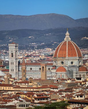 İtalya 'nın orta kesimindeki Floransa Katedrali' nde Giottos çan kulesi ve Brunelleschis büyük kubbesi yer alıyor.