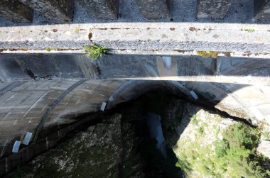 Hidroelektrik enerji üretimi için çok yüksek beton baraj duvarı