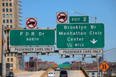 New York 'taki FDR Dr.Northe, Brooklyn Köprüsü veya Manhattan Şehir Merkezi' ne giden yol işaretleri.