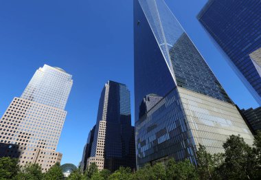 Freedom Tower One World Trade ve Manhattan şehir merkezindeki diğer birçok gökdelen.
