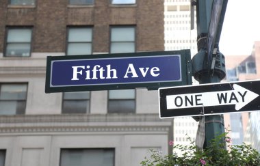 Cadde tabelası Beşinci Cadde yön tabelası One Way Caddesi NYC şehir merkezi