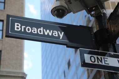 Gözetleme kameralı Broadway tabelası New York Manhattan