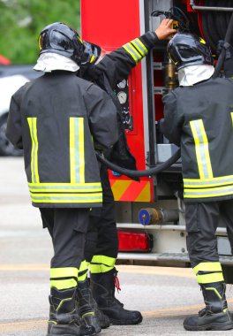 Acil durumlar için itfaiyeciler ve itfaiye aracı.