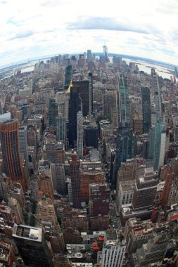 Manhattan 'ın yanından nefes kesici manzara New York' tan güneye gökdelenler ve çok yüksek binalar.