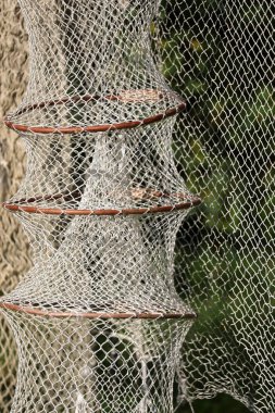 Balıkçılar tarafından denizde ve iç sularda kullanılan ağlar ve hasır kaplar.