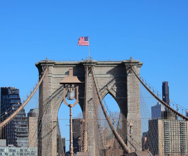 Brooklyn Köprüsü 'nün ünlü manzarası New York' ta dalgalanan Amerikan bayrağıyla