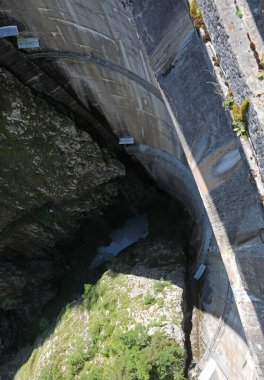 Hidroelektrik enerji üretimi için çok yüksek beton baraj duvarı