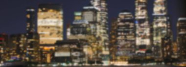 Kasıtlı olarak bulanık arkaplan çok modern gökdelenlerin aydınlatma ışıklarıyla gece gökyüzünün arka planı olarak kullanılabilir.