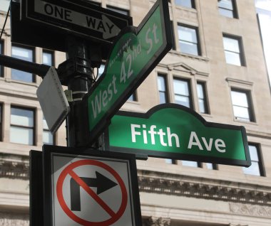New York kesişiminde arka planda Beşinci Cadde ve Batı 42. Cadde ve gökdelenler var.