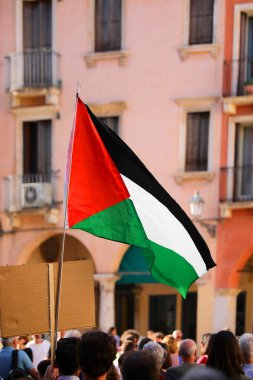Avrupa 'da büyük bir Filistin bayrağı ve halk liderlerinin katıldığı protesto gösterisi
