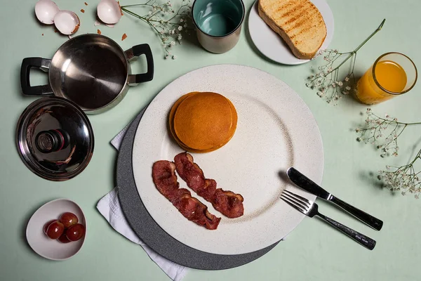 Breakfast Spread Featuring Delightful Combination Crispy Fried Bacon Fluffy Pancakes — Stock Photo, Image