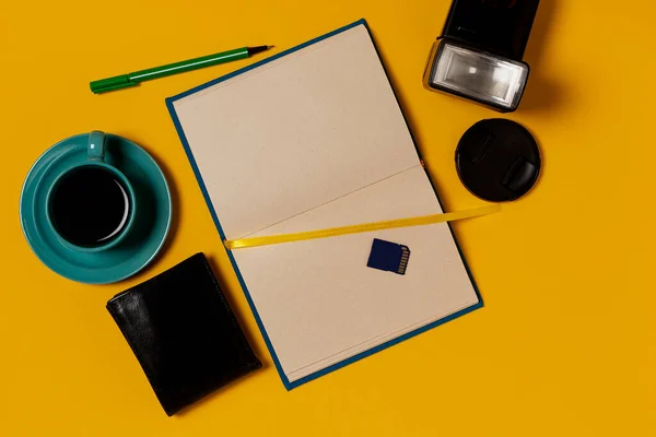 写真家用ワークスペース 空のノートブック コーヒー Sdカード フラッシュ 財布付きの黄色のテーブル — ストック写真