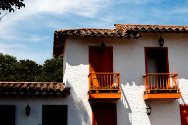 Medellin Tahta Sömürge balkonlarında, canlı renklerle bezenmiş,.