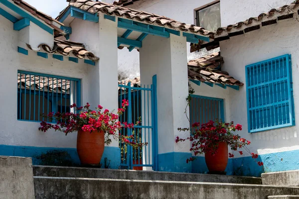 Exterior Uma Casa Colonial Medellín Adornada Uma Tonalidade Azul Céu — Fotografia de Stock
