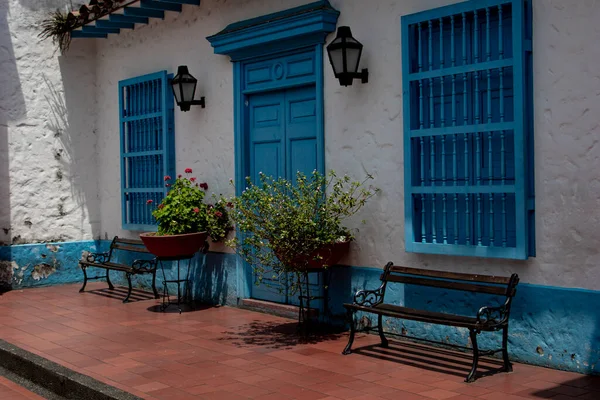 Exterior Una Casa Colonial Medellín Adornada Relajante Tono Azul Cielo — Foto de Stock