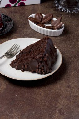 Bir parça çikolatalı kek ve çatal.