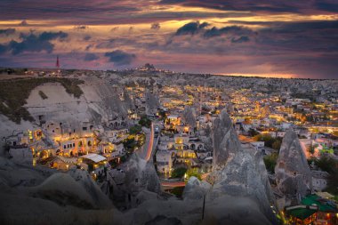Gün batımında Goreme Kasabası 'nın fotoğrafı.