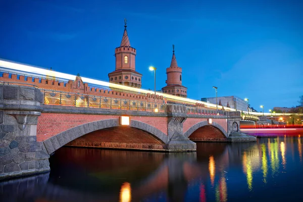 青い時間帯のオーバーバウム橋 ベルリン の写真 — ストック写真