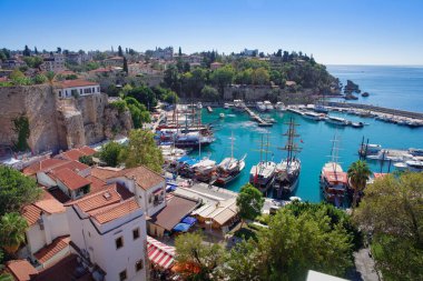 Antalya Habour ve teknelerinin fotoğrafı.