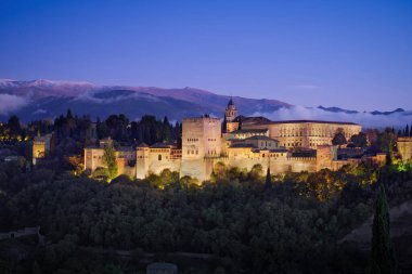 Granada İspanya 'daki Alhambra tahkimatlarının fotoğrafı.