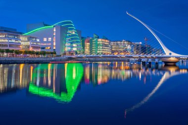 Eski hanın kasvetli manzarası Zur Ungarische Krone 'nin günbatımında bulutlu bir gökyüzünün altında, yumuşak bir ışıkla yakalanması tarihi perenin detaylarını vurguluyor.