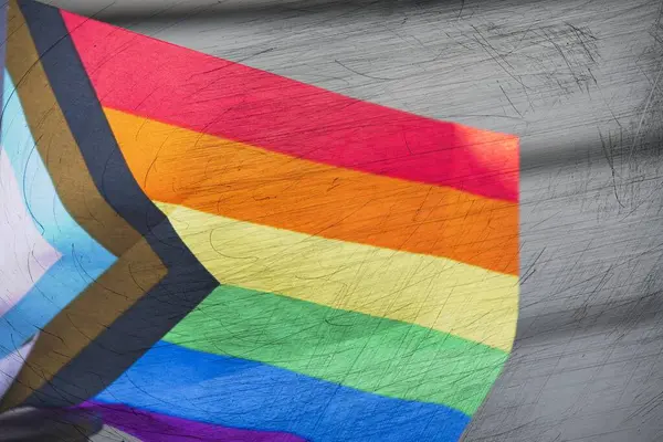 Gurur Yürüyüşü 'nde Renkli Titreşimler:: Yürüyüşçüler gökkuşağı bayrakları ve kostümleri sergilerken sokaklar canlı renklerle dolu. Atmosfer enerji, neşe ve birlik duygusuyla dolu.