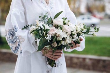 Düğün çiçekleri kızın ellerinde. Yüksek kalite fotoğraf