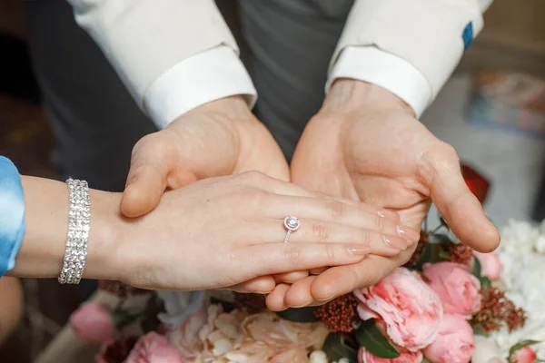 Hands Lovers Bouquet High Quality Photo — Stock Photo, Image