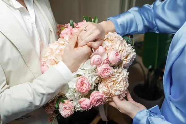 Hands Lovers Bouquet High Quality Photo — Stock Photo, Image