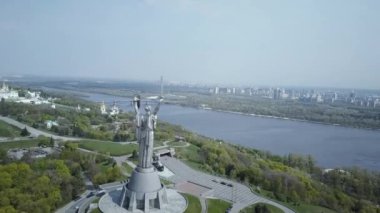 Kyiv Anavatan-Ana heykeli, İHA 'dan vuruldu. Yüksek kaliteli FullHD görüntüler