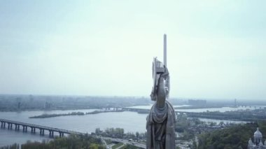 Kyiv Anavatan-Ana heykeli, İHA 'dan vuruldu. Yüksek kaliteli FullHD görüntüler