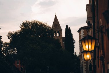 Venedik Grand Canal Gondolları ve eski evler. Yüksek kalite fotoğraf