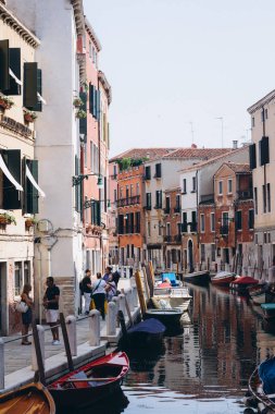 Venedik Grand Canal Gondolları ve eski evler. Yüksek kalite fotoğraf