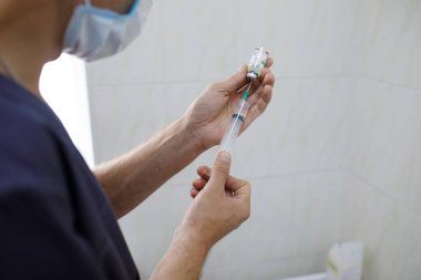 Aşıyı enjekte eden bir doktora yakın çekim. Yüksek kalite fotoğraf