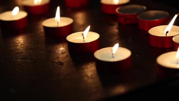 教堂黑暗背景下的蜡烛 — 图库视频影像