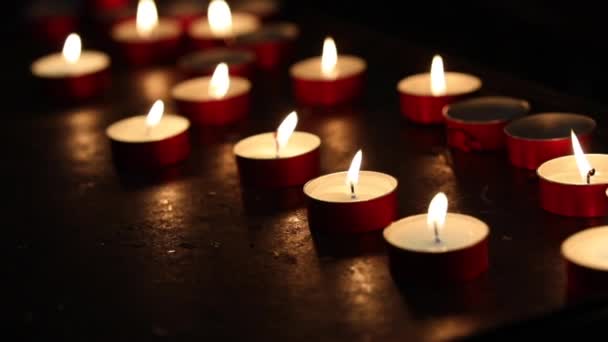 Свечи Темном Фоне Церкви — стоковое видео
