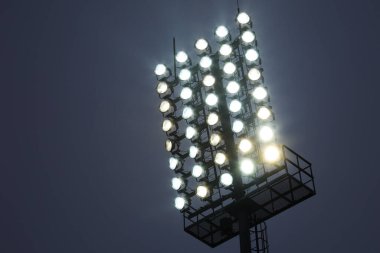 Futbol sahası için projektör, alacakaranlıkta bir sürü lamba. Yüksek kalite fotoğraf