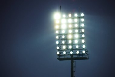 Futbol sahası için projektör, alacakaranlıkta bir sürü lamba. Yüksek kalite fotoğraf