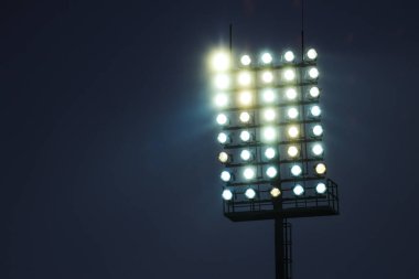 Futbol sahası için projektör, alacakaranlıkta bir sürü lamba. Yüksek kalite fotoğraf