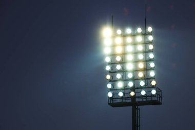 Futbol sahası için projektör, alacakaranlıkta bir sürü lamba. Yüksek kalite fotoğraf