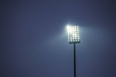 Futbol sahası için projektör, alacakaranlıkta bir sürü lamba. Yüksek kalite fotoğraf