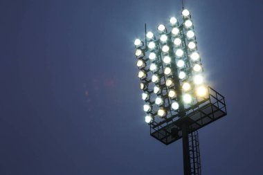 Futbol sahası için projektör, alacakaranlıkta bir sürü lamba. Yüksek kalite fotoğraf