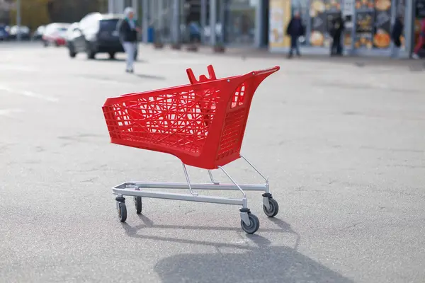 Park yerinde kırmızı bir süpermarket sepeti. Yüksek kalite fotoğraf