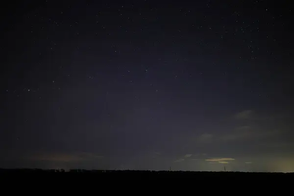 Geceleri parlayan yıldızlarla dolu karanlık bir gökyüzü. Yüksek kalite fotoğraf