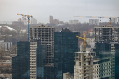 Şehirde çok katlı bir bina inşa ediliyor. Yüksek kalite fotoğraf